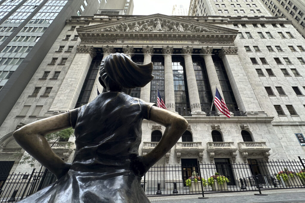 US stocks back at records while European bourses retreat