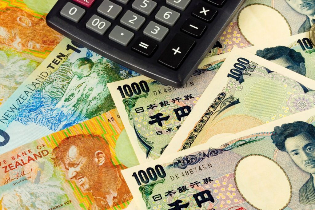 USD/JPY – Yen starts week with slight gains