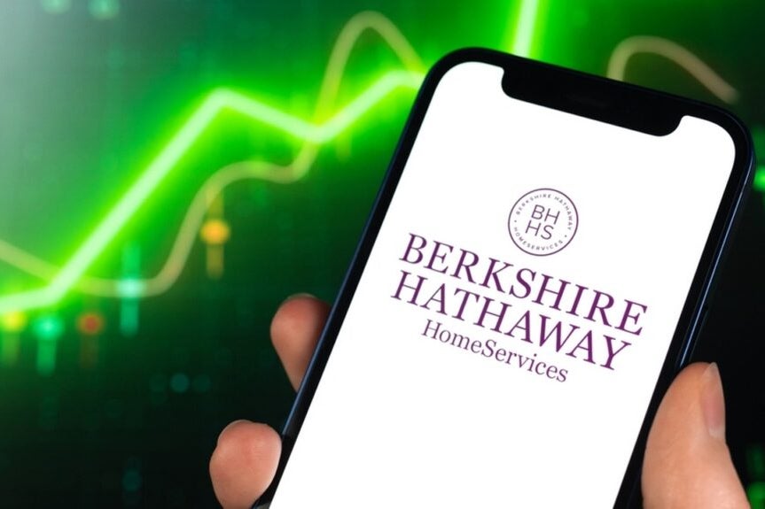 Berkshire Hathaway Trades Above Usual Range: Time To Sell The Warren Buffett Stock?