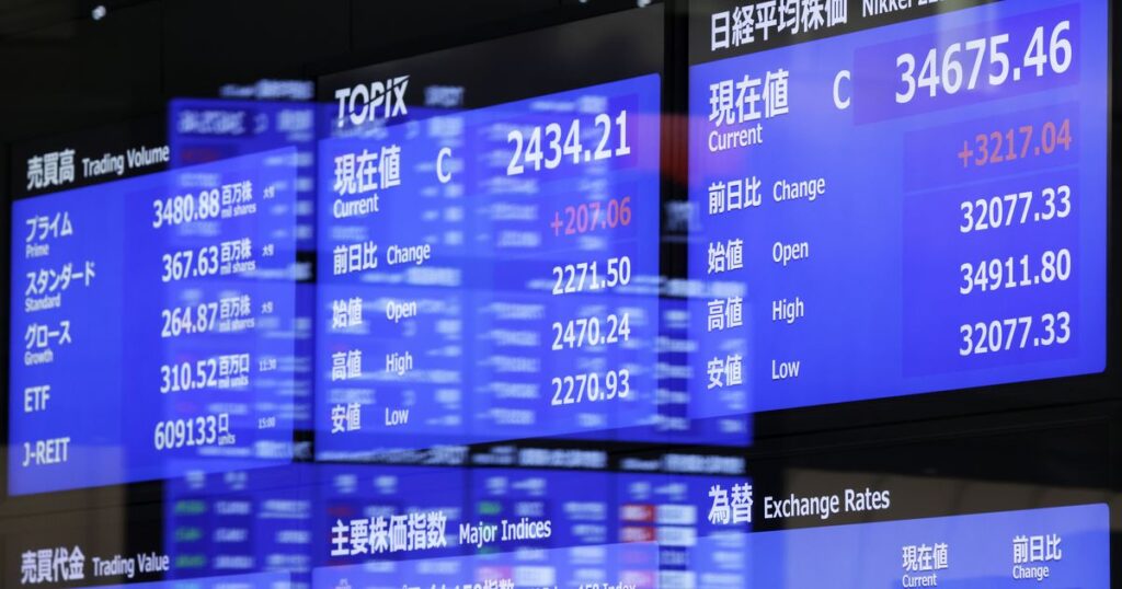 US stocks advance as data shows strong economy