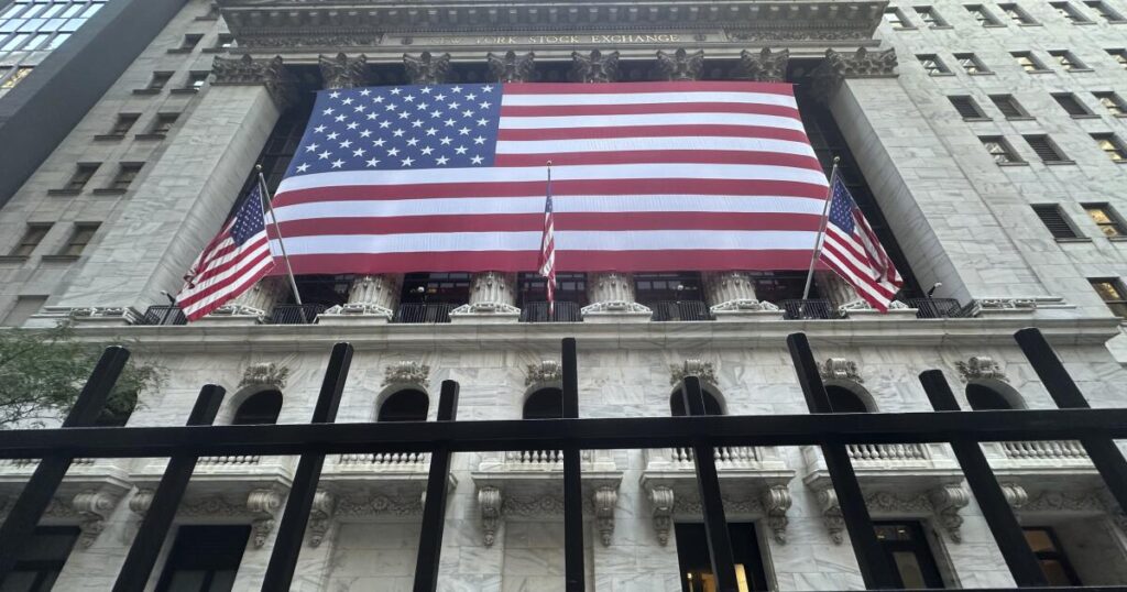 Stock market today: Wall Street drifts, Oracle soars, banks, oil slump