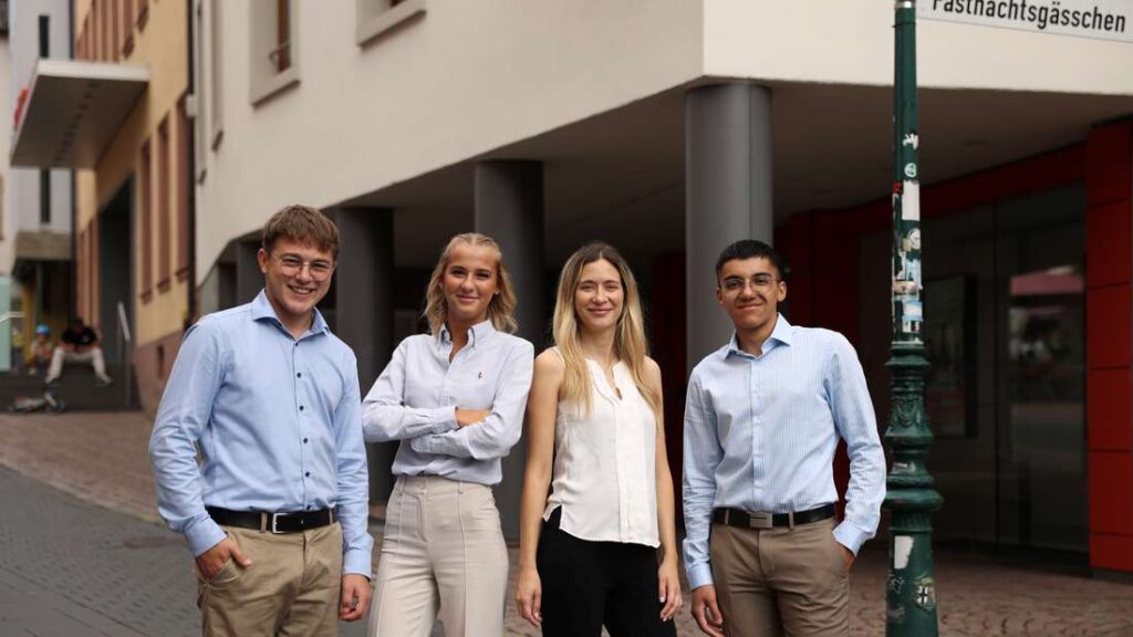 Schüler werden bei der Sparkasse zu Aktionären