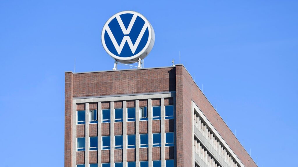 Absturz an den Börsen: „Deutschlands Auto-Aktien werden verramscht“ | Politik