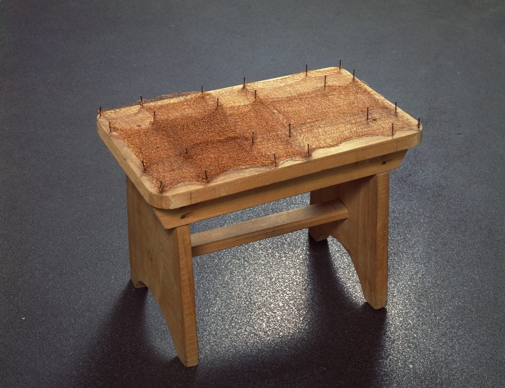 Travail en forme de tabouret en bois recouvert de cuivre sur le siège