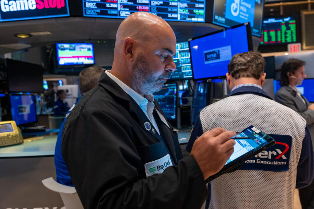 Stocks Fluctuate as Traders Track Rush of Earnings: Markets Wrap