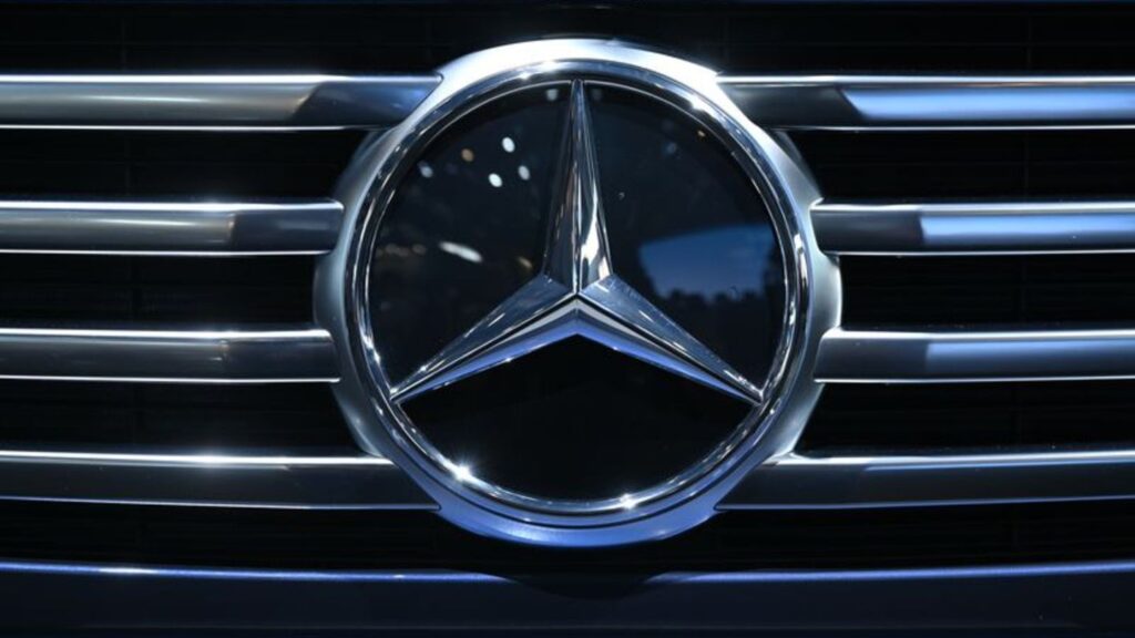 Die Aktie von Mercedes-Benz schwächelt. (Archivbild) Foto: Johannes Neudecker/dpa