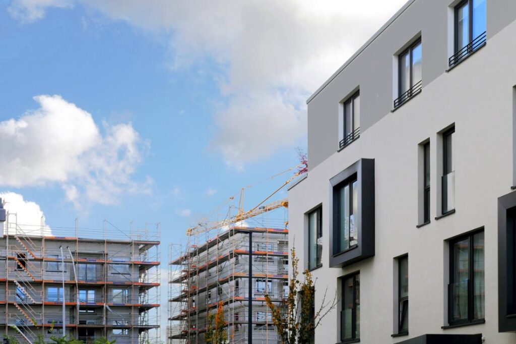 Immobilien-Neubauten und eine Baustelle in Berlin.