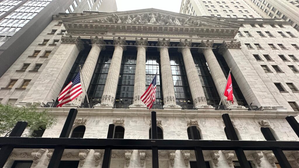 Stock market today: Wall Street climbs ahead of a big week for Big Tech as oil drops 5%