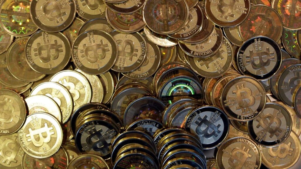 Kamala Harris and Donald Trump splitting the U.S. crypto bloc