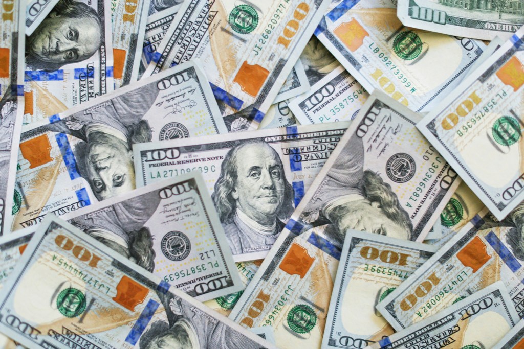 India’s foreign exchange reserves breach $700 billion for first time