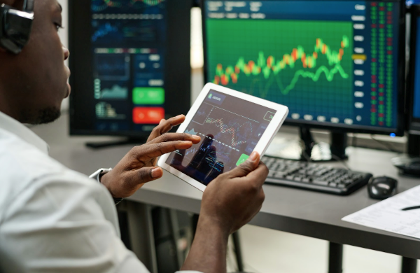 How Do Analysts Predict the Future of Tech Stocks?