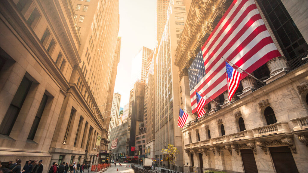 Schlussglocke: Tesla rockt die Börse – Dow Jones läuft hinterher