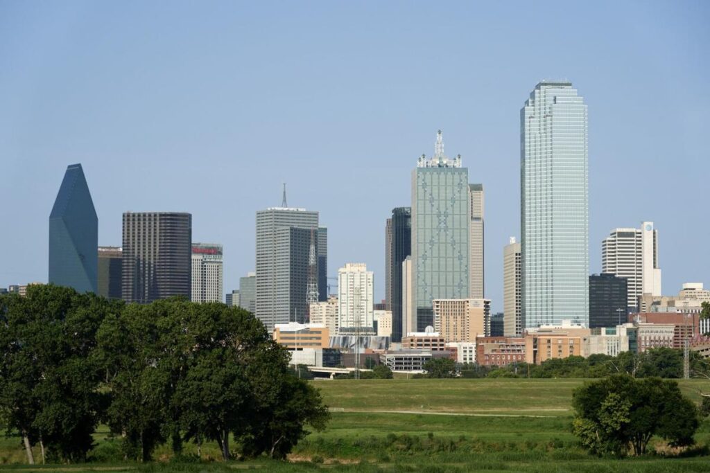 Texas’ Abbott Touts Dallas Finance Hub as New Bourse Makes Hires