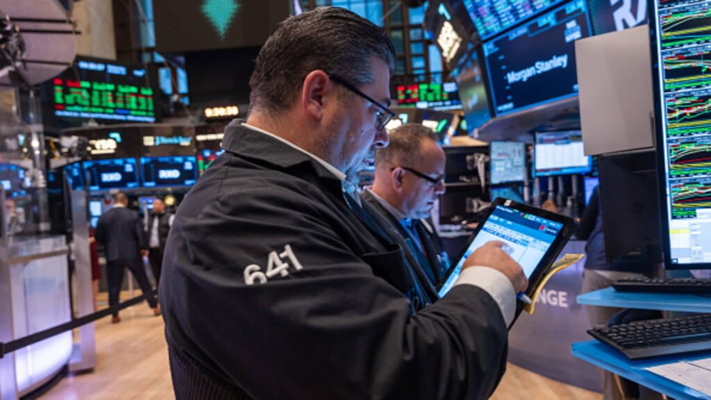 investors look to key jobs data