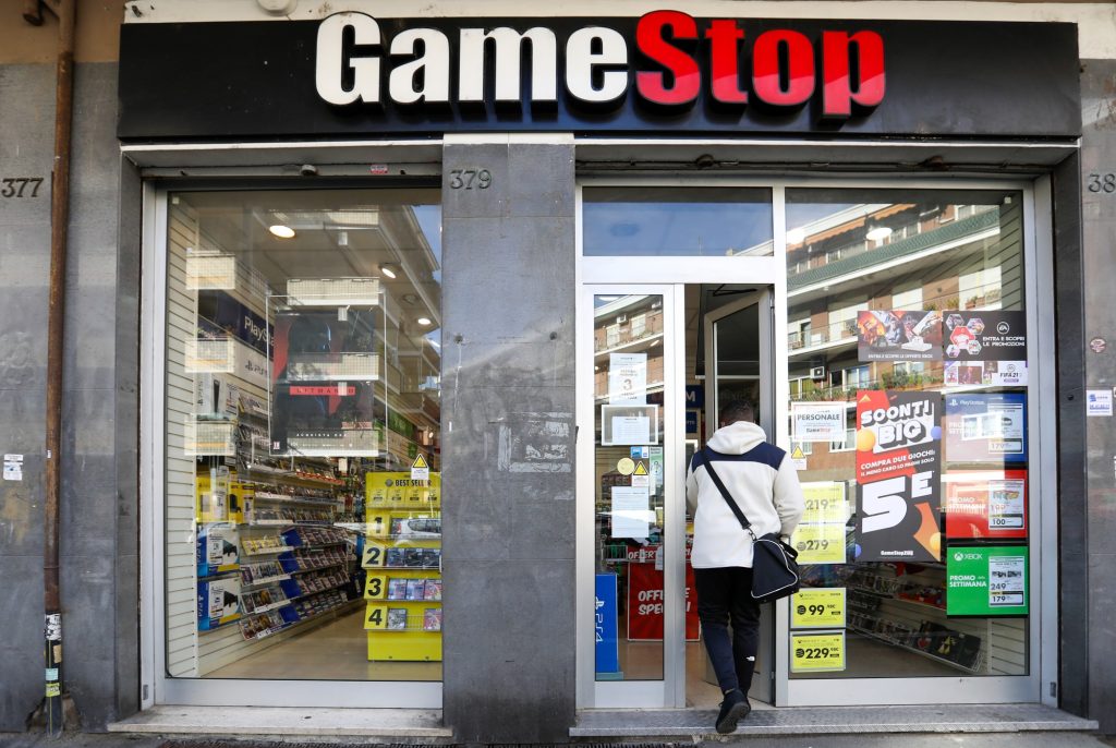 GameStop Corp. (GME): Is a Bullish Rally on the Horizon?