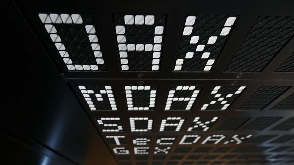 Der Dax startet am Donnerstag leicht über der Marke von 19.000 Punkten (Archivbild). Foto: Arne Dedert/dpa