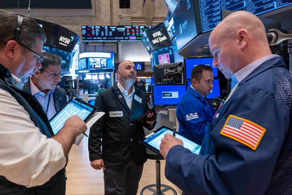 Stocks Lower as Big-Tech Tumbles; Major Indexes Head for Weekly Losses