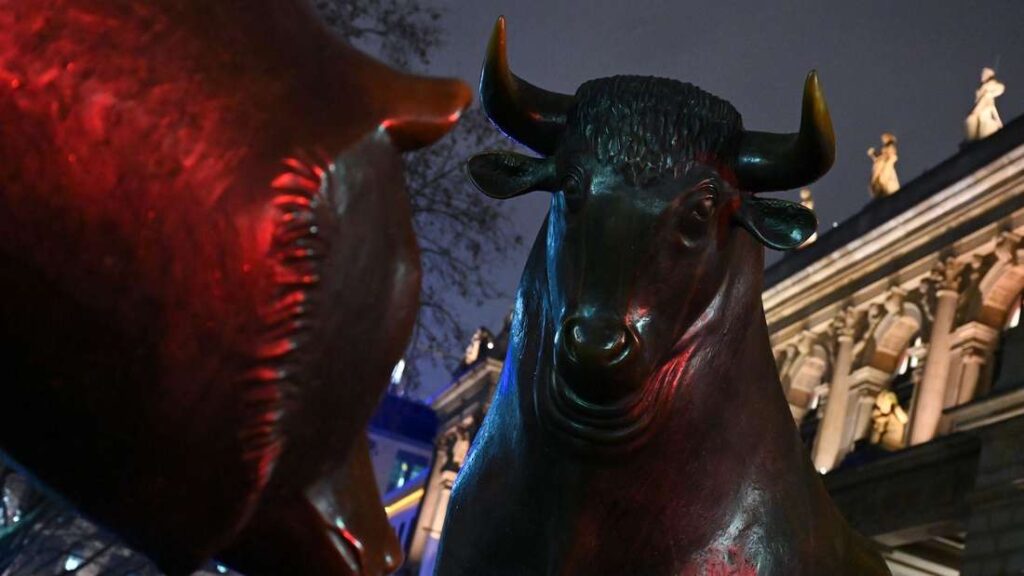 Die Bronzefiguren "Bulle und Bär"